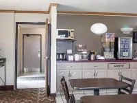 Super 8 by Wyndham Dunbar/Charleston Area - Parkplatz