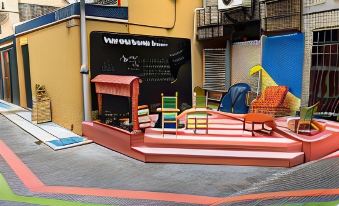 Leo Backpackers @ Central Market