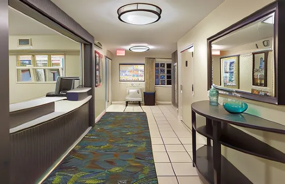 底特律特洛伊索尼斯塔簡單套房酒店