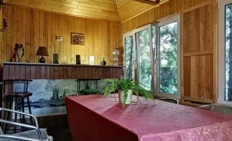 Chetyire Koronyi Hotel