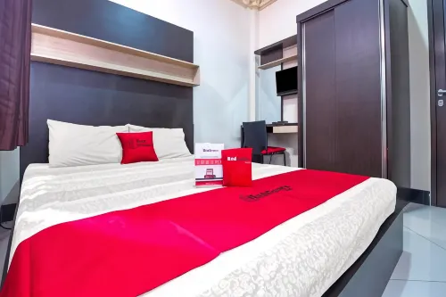 RedDoorz Plus Near Isola Upi - Pensions