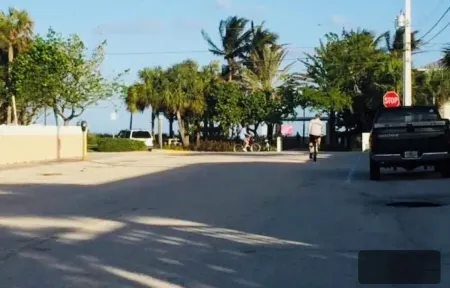 5 star Beachside Home Next to Everything! Patio/Wifi/TVs