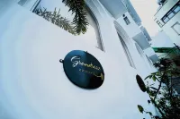 Grandrosse Boutique - Pichola Lake Facing Hotel - pemandangan pegunungan