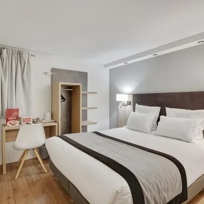 Hôtel l'Amandier Hotels near Gare De Nanterre-Universite
