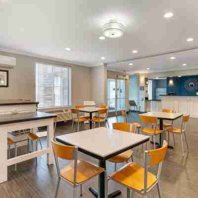 Best Western Visalia Hotel Dining/Meeting Rooms