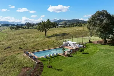 Stay in Mudgee the Grove, the Church, and Premium Private Homestead 버런둘라 호텔