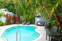 Westwinds Inn - Rooftop Pools