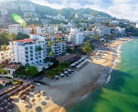 Emperador Vallarta Beachfront Hotel and Suites Отели рядом с достопримечательностью «Los Muertos Beach Pier»