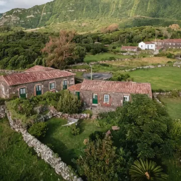 Aldeia da Cuada Отели в г. Остров Флорес