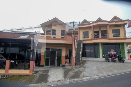 Brilliant Homestay Dieng RedPartner Отели рядом с достопримечательностью «Tambi Tea Gardens»