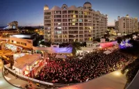 Broadbeach Holiday Apartments - bar