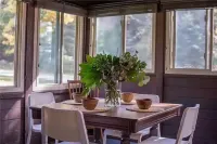 Charming cottage w/private tennis court on Skaneateles Lake