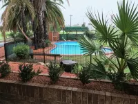 Town & Country Motor Inn - Pools