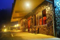 Alishan Chung Ming Pottery Habitat Houses Hotel dekat Eryan Ping Trail