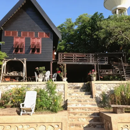 Ayothaya Riverside House Отели рядом с достопримечательностью «Аютайя»