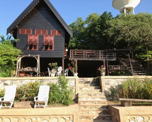 Ayothaya Riverside House Hotels near معبد وات شايواتثانارام