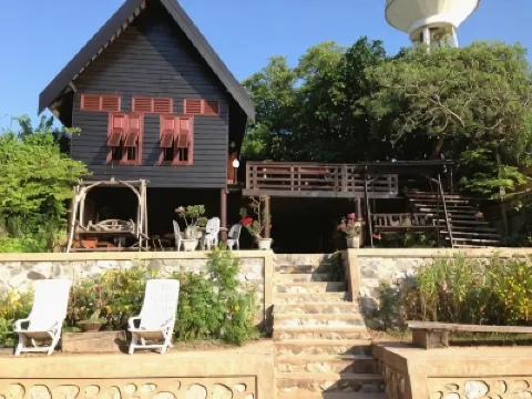 Ayothaya Riverside House Hotels near Wat Chaiwatthanaram