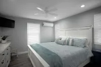 Oasis Incredible River Front/Ocean Retreat Отели рядом с достопримечательностью «Barrier Island Center»