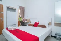 RedDoorz Syariah Near Transmart MX Malang Hotels in Sumbersari