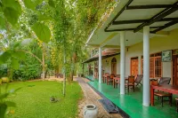 Yala River Face Inn - parking