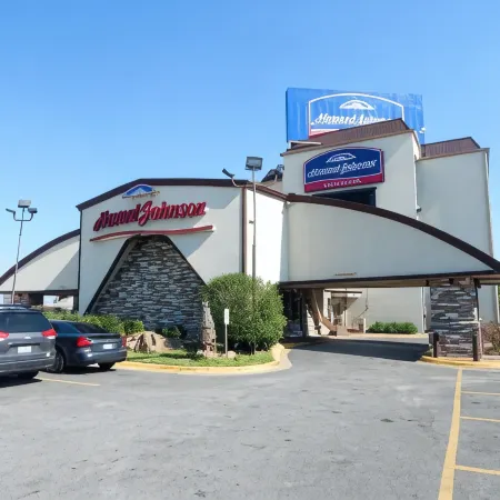 Howard Johnson by Wyndham Arlington Ballpark / Six Flags