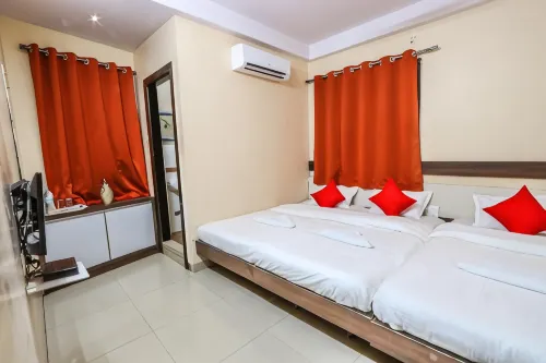 Hotel Aashish Deluxe Lodging, Kolhapur فنادق في Gokul Shirgaon