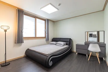 Geoje Island Pure Village Pension Отели рядом с достопримечательностью «Коджедо»