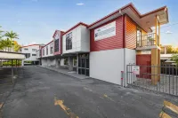 Asraport Motel Hotels near Doomben Station