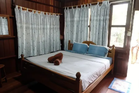 RuenNamyen Resort Amphawa