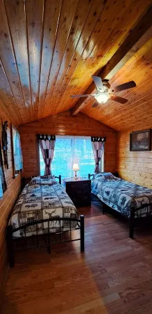 Holly's Hideaway, Cabin in the Woods