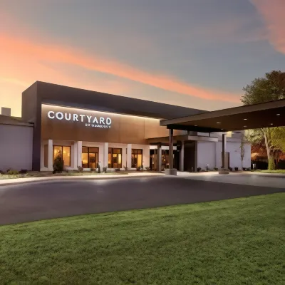 Courtyard Charlotte SouthPark Отели рядом с достопримечательностью «Ренейсанс Скул Эт Олимпик»