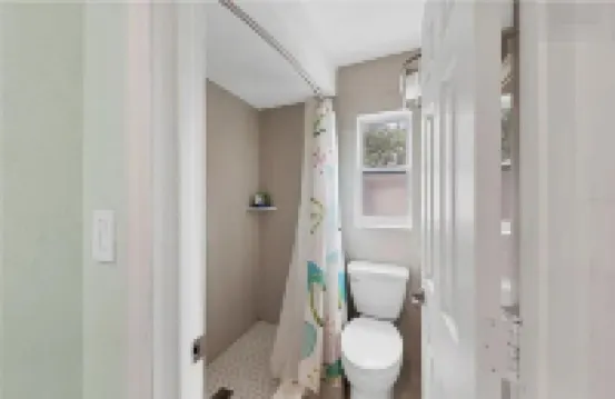 1st floor apt A. 1 mile from waterfront and downtown. Just 2 miles from beach!