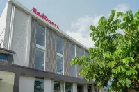 RedDoorz Plus Near Solo Baru