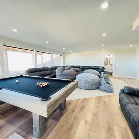 Bear Lake getaway for the whole family! Sleeps 32! Beach access included!!