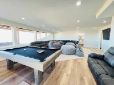 Bear Lake getaway for the whole family! Sleeps 32! Beach access included!!