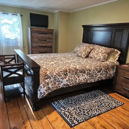 Charming 3-bedroom renovated farmhouse in Cooperstown with Wi-Fi and AC