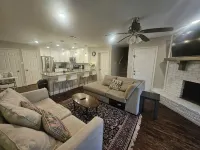 Superhost/Spacious Classy Enclave Rodeo < 1Mile. Baby Crib - Kitchens