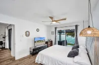 Charming lake view 3-bedroom in pleasant Fort Lauderdale