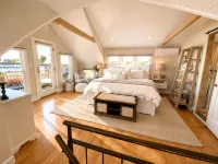WATERFRONT Downtown Cottage w/ Beach