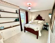 Peaceful Historic Home on 10 Acres w/ Lake, Barn & Fire Pit - 5 Bedrooms - Homestays