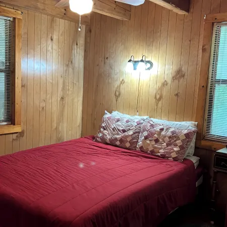 Cozy 2-bedroom cabin in awesome Blairsville with ac and wifi.