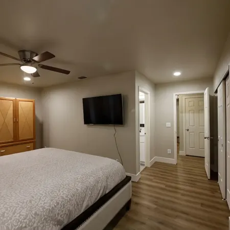 Retreat 5 bed, 4 room 3.8 mi. from Redding Airport