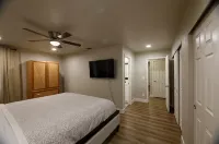 Retreat 5 bed, 4 room 3.8 mi. from Redding Airport