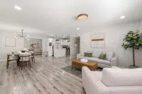 Stylish 3BR 2 Living Areas 10 Min to Airport