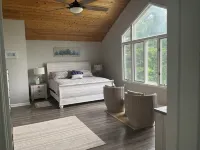 Secluded Waterfront Retreat 2 bed 1 1/2 baths private guest house w Pool & Beach