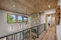 Royal Retreat - Brand New, Luxury, Mountain View, 4 Bedrooms, All En Suites! - Mountain view