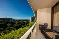 Hilton Cairns - Mountain view