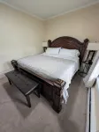 Steel Hideaway, first floor easy access, king bed, fenced yard, fast wifi - Homestays