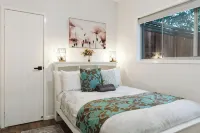 Wallaby 2 Bed, 1 Bath Cottage - Private Parkland Setting with Lake View