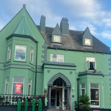 The Strand Hotel, the Former Residence of Oscar Wilde Отели в г. Бри